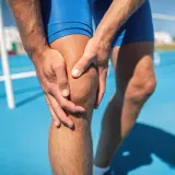 Atleta con dolore al ginocchio, possibile lesione di basso grado. Tempi di recupero da valutare.