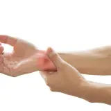 Dolore al polso, un segnale di cos'è la tendinite. La zona rossa indica l'infiammazione del tendine.