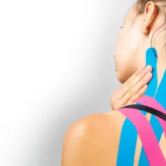 Donna con taping sul collo e spalle, un metodo rapido per capire come curare il torcicollo in 10 secondi.