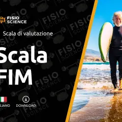 Un uomo anziano sorridente con una tavola da surf, pronto per la sua scala FIM.