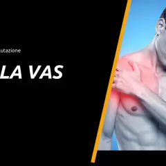Uomo con dolore alla spalla, indicato dalla scala VAS.