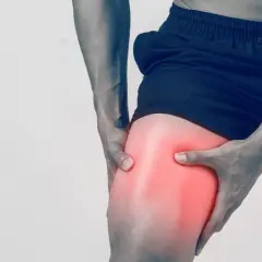 Uomo con dolore alla coscia, un segnale che indica la necessità di recuperare tono muscolare gambe.