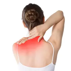 Donna con dolore al collo e alle spalle, evidenziato in rosso. Scopri i migliori torcicollo rimedi per alleviare il fastidio.
