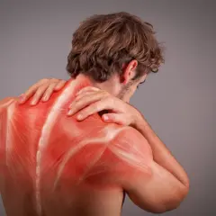 Uomo con dolore alla schiena e al collo, evidenziato in rosso, che suggerisce la sindrome miofasciale.