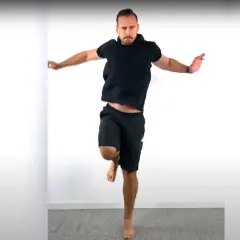 Uomo in nero esegue un hop test, saltando su una gamba sola.