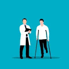 Medico con cartella parla a paziente con stampelle, seguendo le ottawa ankle rules per la valutazione.
