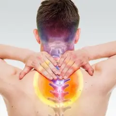 Uomo con mani sul collo e schiena, evidenziando dolore e possibili conseguenze di frattura vertebra cervicale.