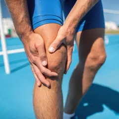 Atleta con dolore al ginocchio, possibile lesione di basso grado. Tempi di recupero da valutare.