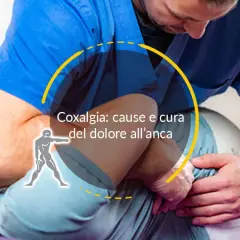 Un terapista esamina un paziente per la coxalgia, concentrandosi sul dolore all'anca.