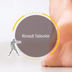 Un piede con tallonite, pronto a ricevere rimedi per camminare senza dolore.