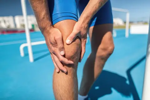 Atleta con dolore al ginocchio, possibile lesione di basso grado. Tempi di recupero da valutare.