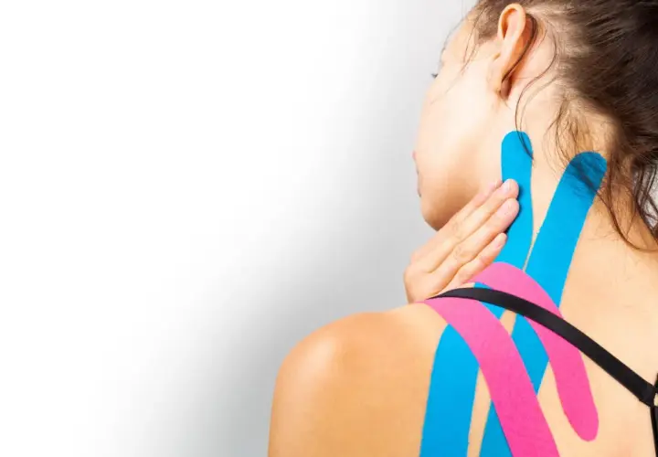 Donna con taping sul collo e spalle, un metodo rapido per capire come curare il torcicollo in 10 secondi.
