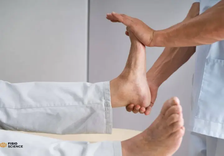 Fisioterapista esegue il test cassetto anteriore caviglia per valutare la stabilità legamentosa.
