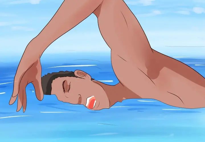 Persona che esegue esercizi in acqua per la schiena, con il viso immerso e un braccio teso.