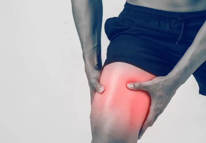 Uomo con dolore alla coscia, un segnale che indica la necessità di recuperare tono muscolare gambe.