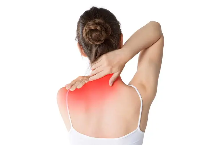 Donna con dolore al collo e alle spalle, evidenziato in rosso. Scopri i migliori torcicollo rimedi per alleviare il fastidio.