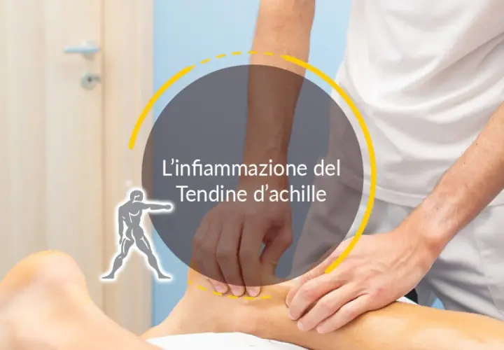 Mani che massaggiano un piede, evidenziando l'infiammazione del tendine d'achille, un comune dolore al risveglio.