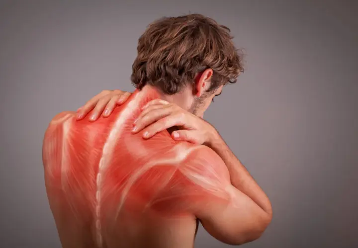 Uomo con dolore al collo e alle spalle, evidenziato in rosso, che suggerisce la sindrome miofasciale cervicale e i suoi sintomi.