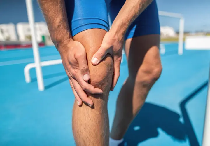 Atleta con dolore al ginocchio, possibile lesione di basso grado. Tempi di recupero da valutare.
