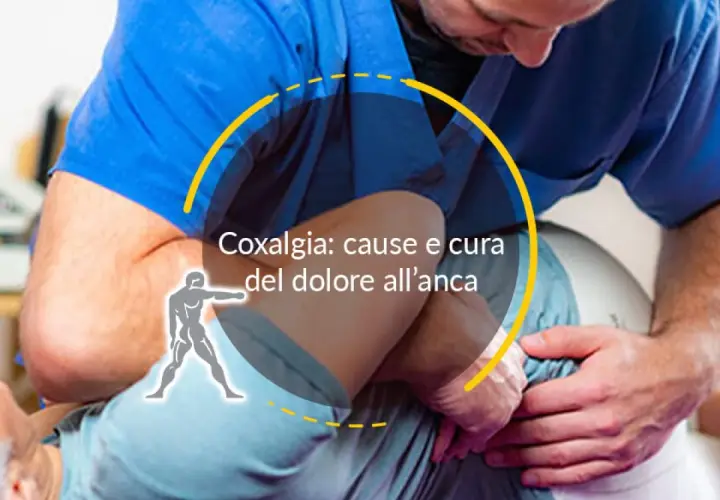 Un terapista esamina un paziente per la coxalgia, concentrandosi sul dolore all'anca.