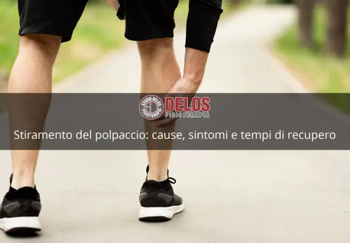 Uomo con strappo al polpaccio, non riesce a camminare. Il testo indica "Stiramento del polpaccio: cause, sintomi e tempi di recupero".