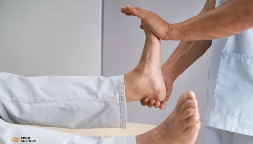 Fisioterapista esegue il test cassetto anteriore caviglia per valutare la stabilità legamentosa.