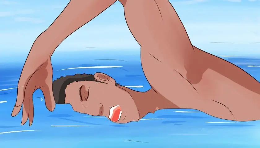 Persona che esegue esercizi in acqua per la schiena, con il viso immerso e un braccio teso.