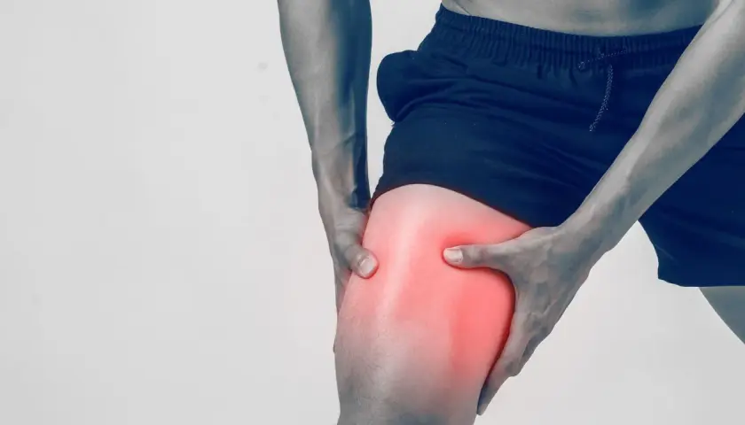Uomo con dolore alla coscia, un segnale che indica la necessità di recuperare tono muscolare gambe.