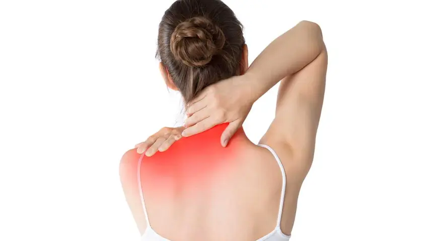 Donna con dolore al collo e alle spalle, evidenziato in rosso. Scopri i migliori torcicollo rimedi per alleviare il fastidio.