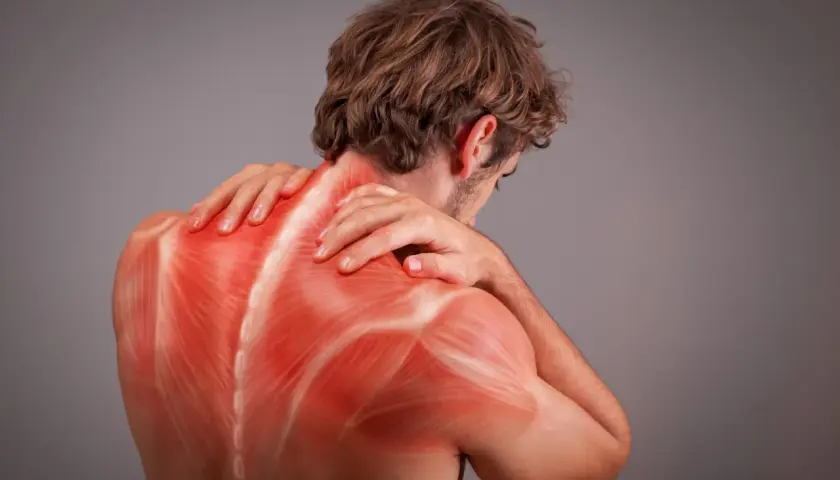 Uomo con dolore alla schiena e al collo, evidenziato in rosso, che suggerisce la sindrome miofasciale.