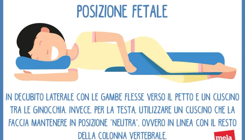 Persona in posizione fetale con cuscino tra le ginocchia e sotto la testa, per alleviare i sintomi del colpo della strega.