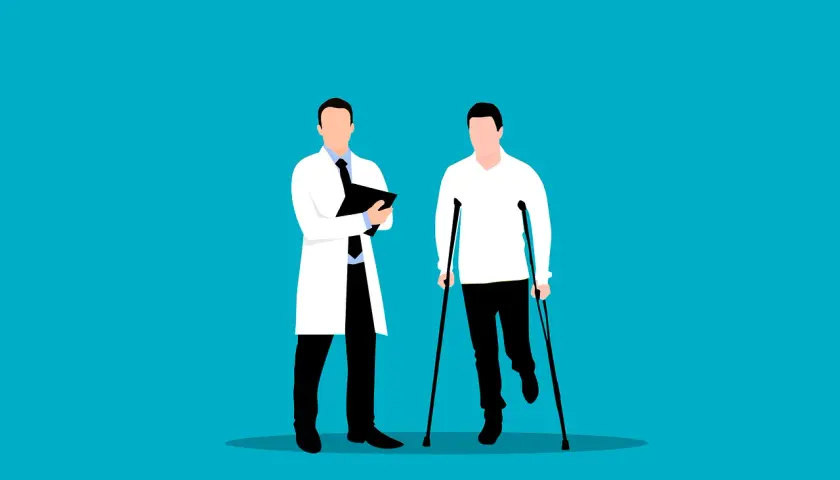 Medico con cartella parla a paziente con stampelle, seguendo le ottawa ankle rules per la valutazione.
