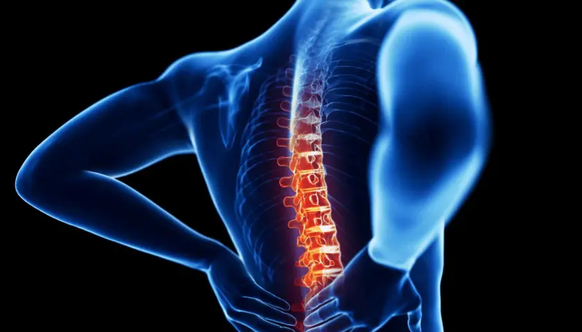 Dolore alla schiena, evidenziato da un'area rossa sulla colonna vertebrale. Possibili schiacciamento vertebre rimedi.