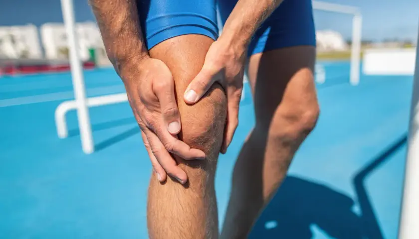 Atleta con dolore al ginocchio, possibile lesione di basso grado. Tempi di recupero da valutare.
