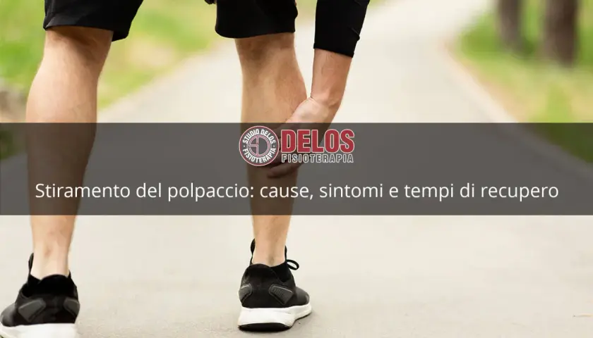 Uomo con strappo al polpaccio, non riesce a camminare. Il testo indica "Stiramento del polpaccio: cause, sintomi e tempi di recupero".