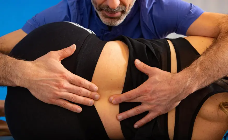 Stenosi lombare, sintomi e cure per camminare meglio