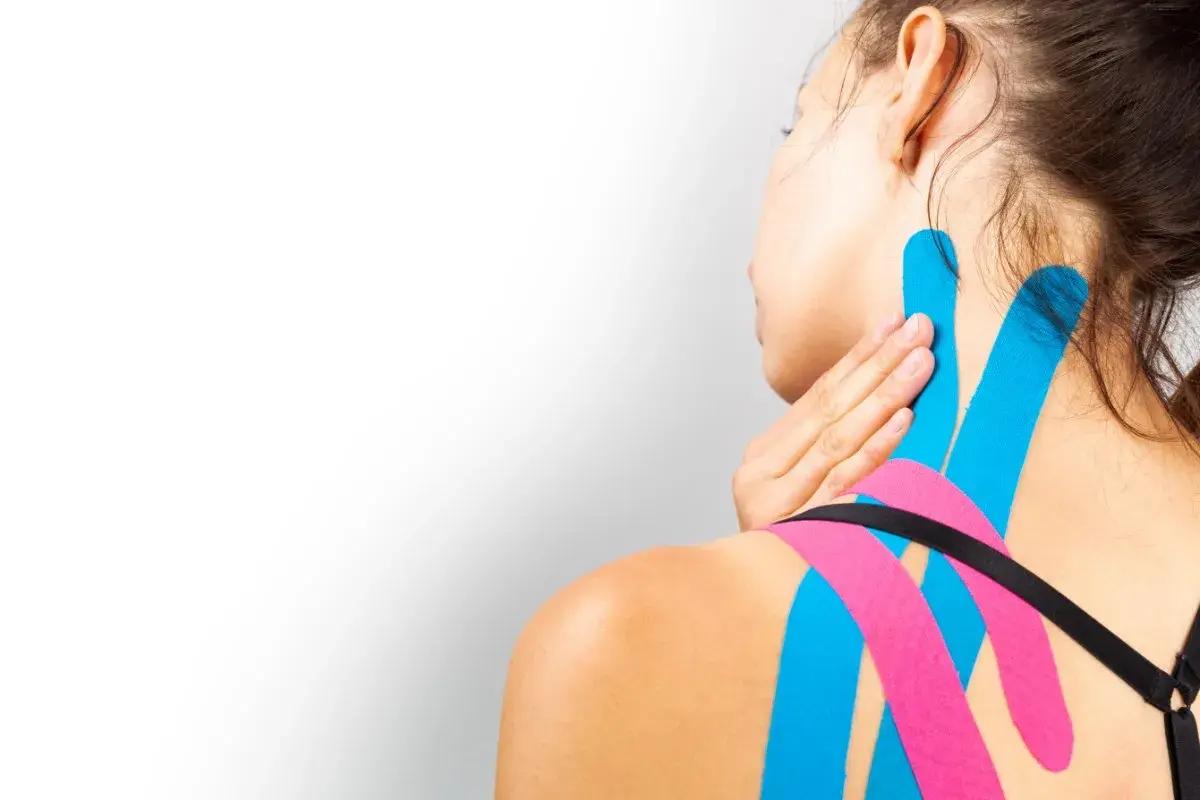 Donna con taping sul collo e spalle, un metodo rapido per capire come curare il torcicollo in 10 secondi.