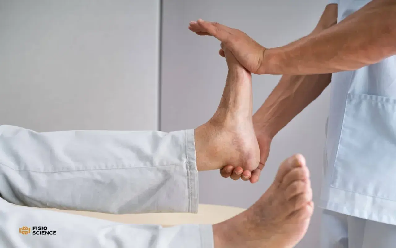 Fisioterapista esegue il test cassetto anteriore caviglia per valutare la stabilità legamentosa.