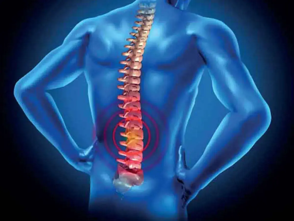 La vertebroplastica cos'è? Un'immagine che mostra una colonna vertebrale con un'area di dolore evidenziata in rosso, suggerendo un intervento per alleviare il mal di schiena.