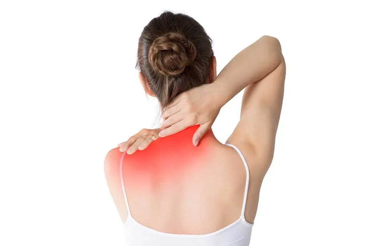 Donna con dolore al collo e alle spalle, evidenziato in rosso. Scopri i migliori torcicollo rimedi per alleviare il fastidio.