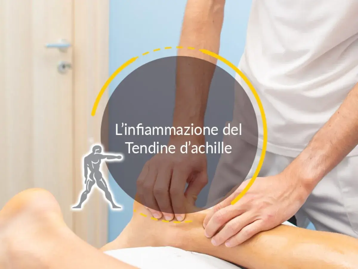 Mani che massaggiano un piede, evidenziando l'infiammazione del tendine d'achille, un comune dolore al risveglio.