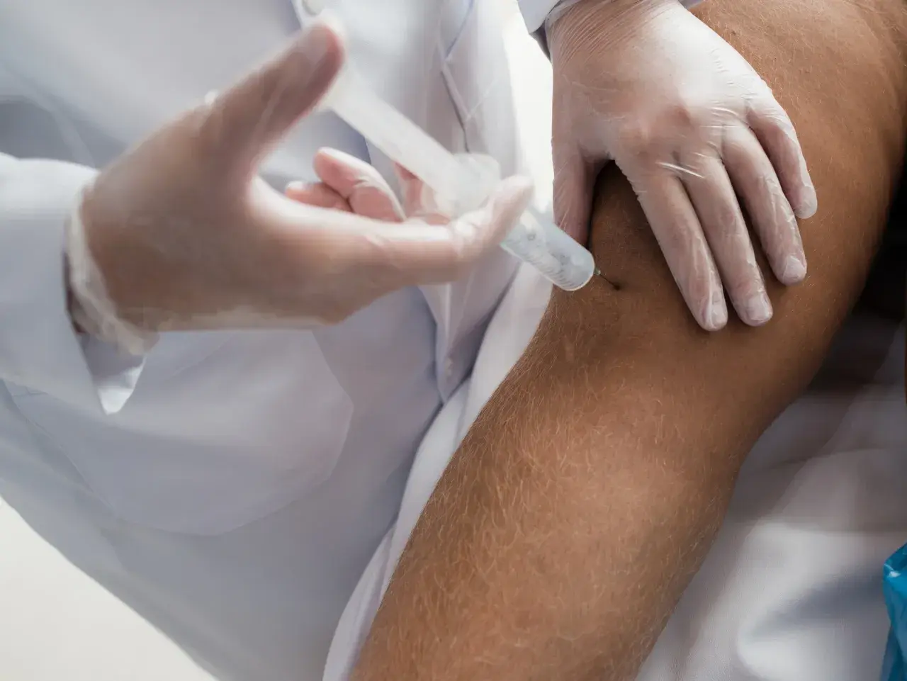 Iniezione al ginocchio per alleviare i dolori muscolari dopo cortisone.
