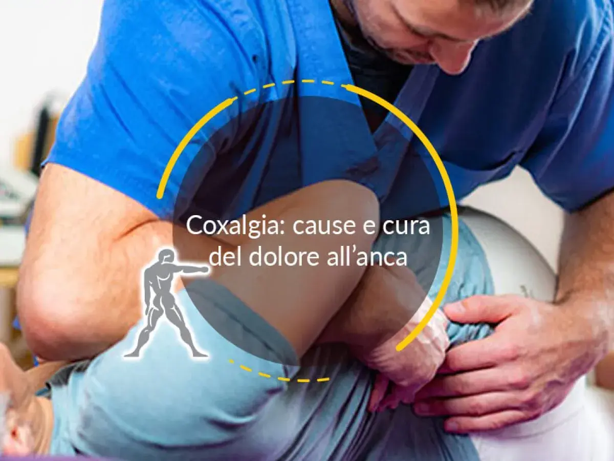 Un terapista esamina un paziente per la coxalgia, concentrandosi sul dolore all'anca.