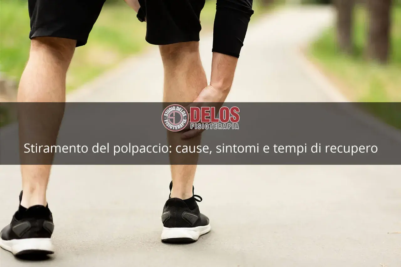 Uomo con strappo al polpaccio, non riesce a camminare. Il testo indica "Stiramento del polpaccio: cause, sintomi e tempi di recupero".