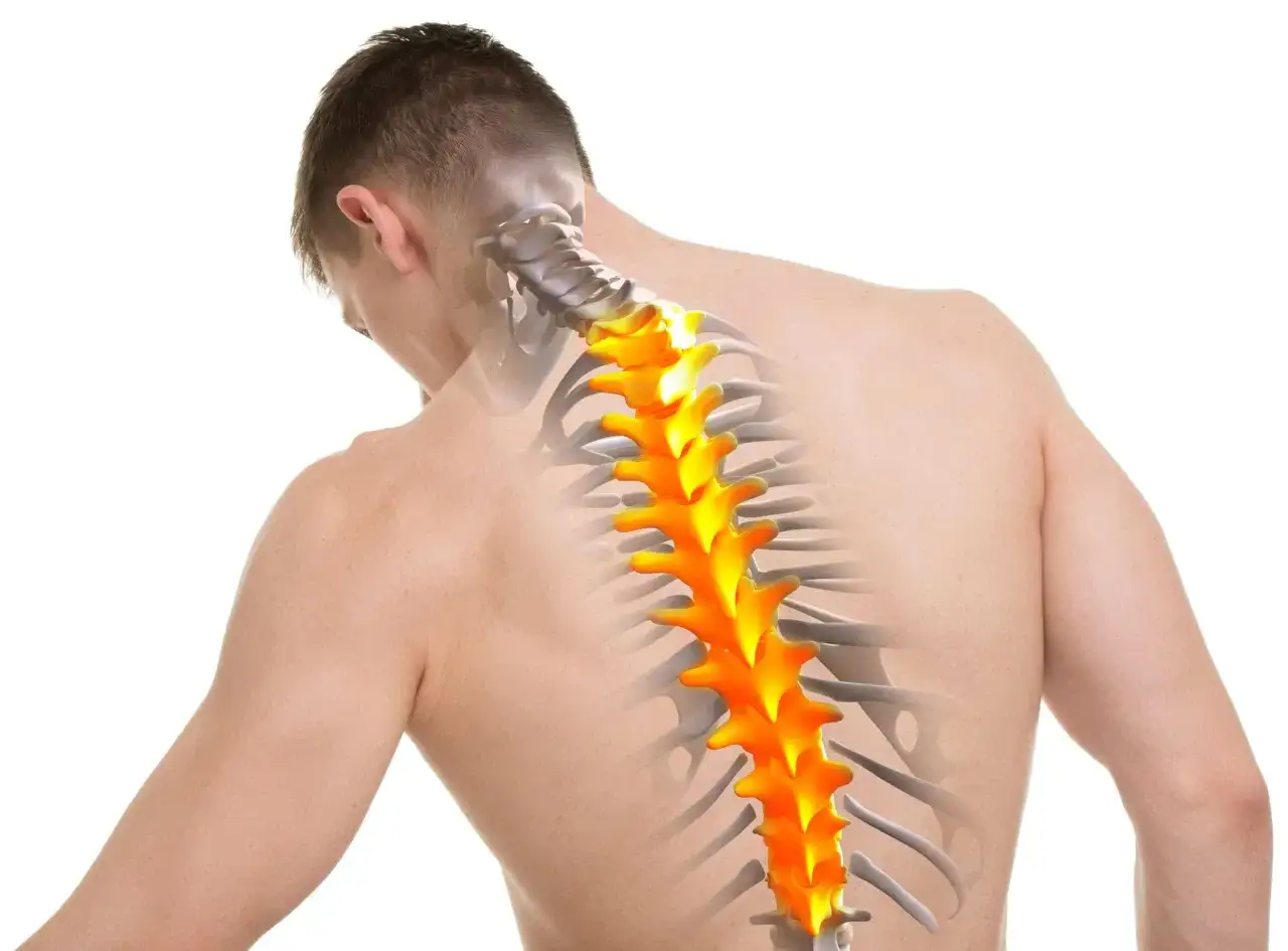 Uomo con colonna vertebrale evidenziata in arancione, simbolo di dorsalgia cronica.