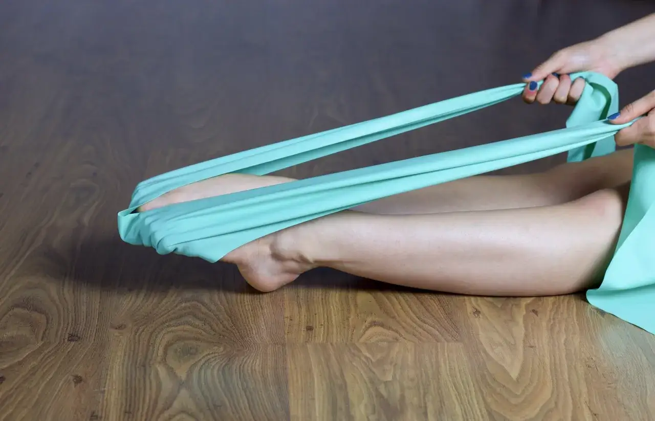 Esercizi con elastico per alleviare i sintomi delle dita a martello. Rimedi naturali per il benessere dei piedi.