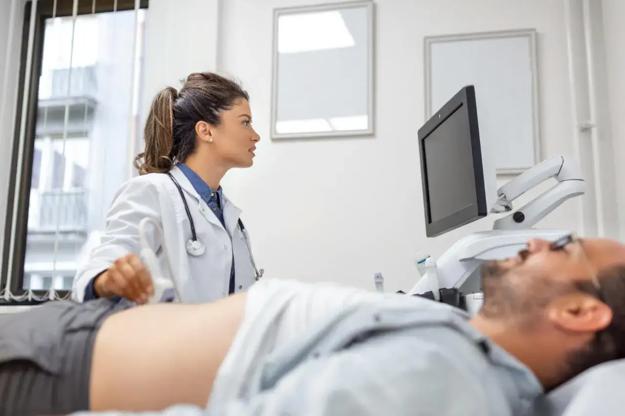 Medico esegue ecografia addominale, valutando una possibile diastasi di 3 cm.