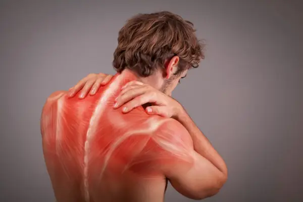 Uomo con dolore alla schiena e al collo, evidenziato in rosso, che suggerisce la sindrome miofasciale.